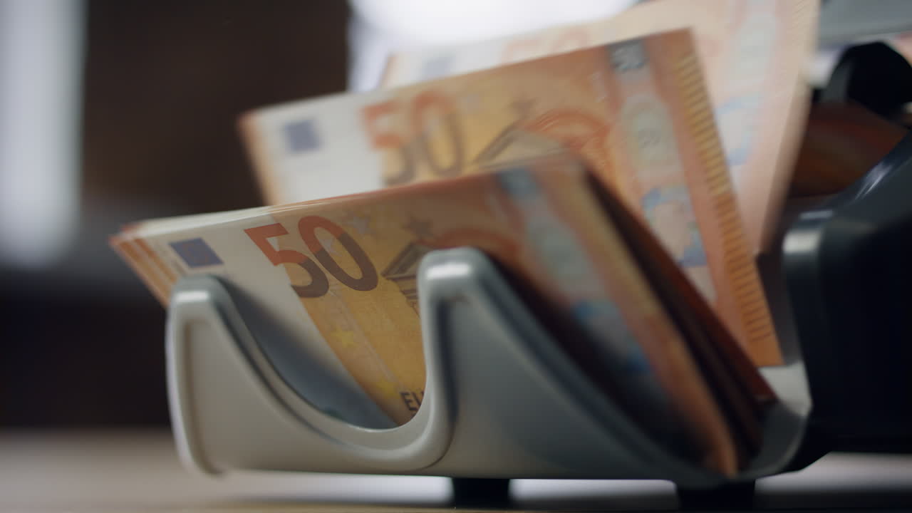 유로 지폐를 계산하는 전자 카운터 근접. 통화를 계산하는 장비.