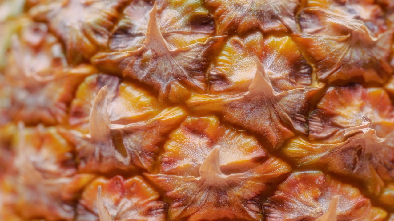 Sfondo con texture macro di ananas tropicale che ruota. Rallentatore.