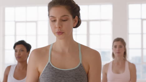 Hermosa-Mujer-De-Yoga-Practicando-Pose-De-árbol-En-El-Gimnasio-Entrenamiento-Femenino-Caucásico-Con-Instructor-Grupo-De-Mujeres-Disfrutando-De-Un-Estilo-De-Vida-Saludable-Y-Equilibrado