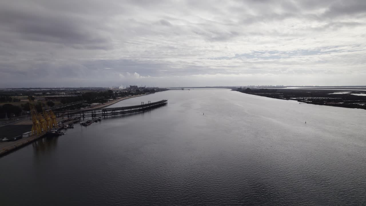 우엘바(huelva)의 물류 터미널 항구를 지나 오디엘 강 위로 공중 돌리