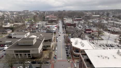 Centro-De-Bloomington,-Indiana-Con-Video-De-Drones-Avanzando