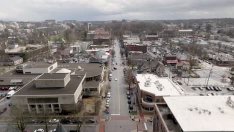 el centro de bloomington, indiana con el video del avión no tripulado avanzando