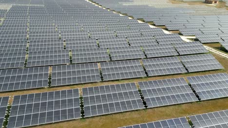 Un-Dron-Sobrevuela-La-Ecoinfraestructura-De-Una-Planta-De-Energía-Solar