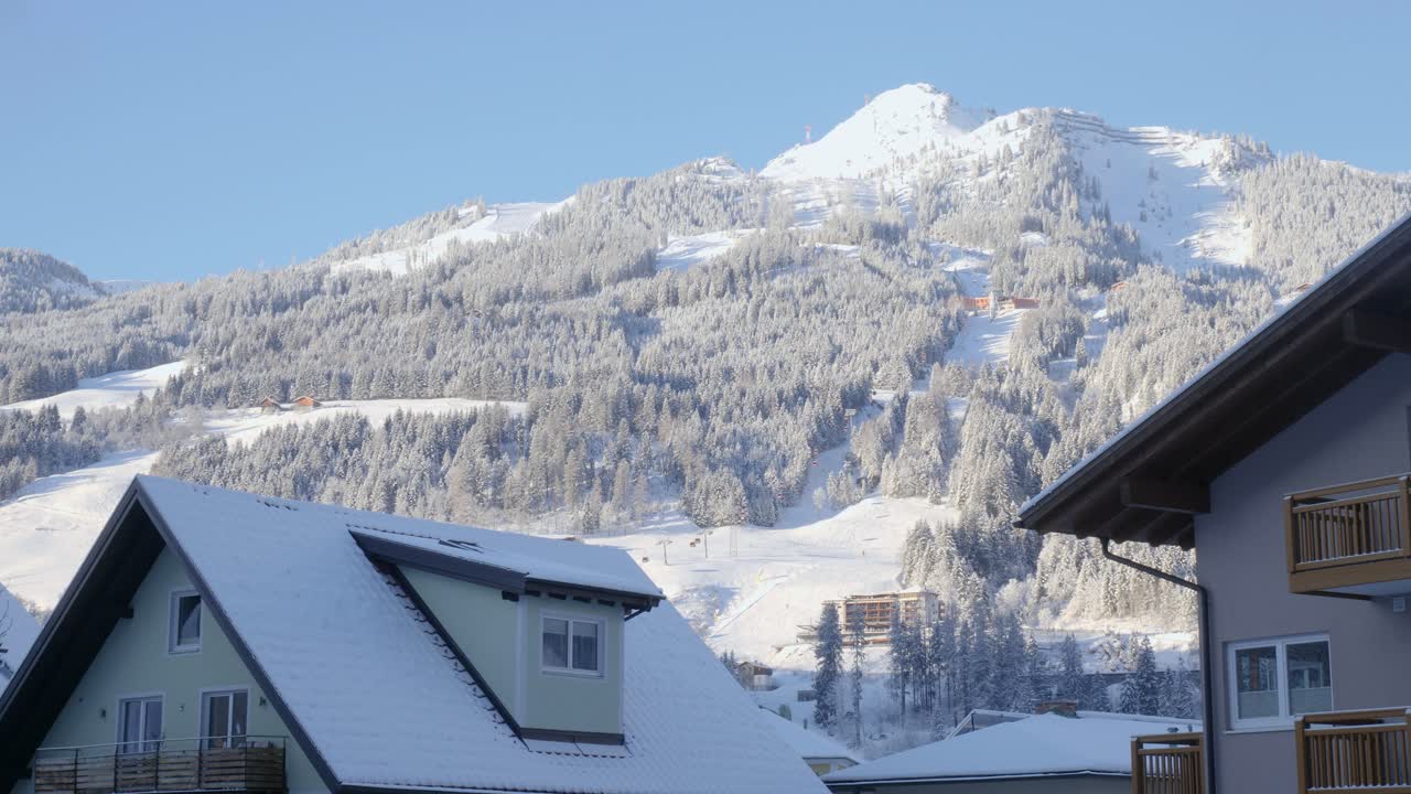 escena del paisaje invernal de las montañas de los alpes durante los inviernos extremos con casas cubiertas de nieve