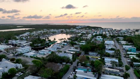 Antena-Sobre-Casas-Y-Puerto-Deportivo-En-Los-Cayos-De-Florida-Al-Amanecer.