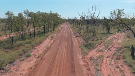 una pista de tierra polvorienta en el interior desierto de australia