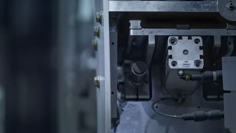cinta de neumáticos de goma detallada en la fabricación de máquinas modernas que giran robóticamente
