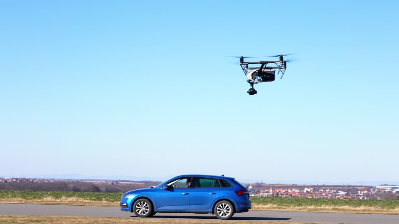 자동차 촬영을 따라가는 대형 드론 - 꾸준한 트래킹 패닝 샷