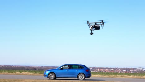 Un-Gran-Dron-Después-De-La-Filmación-De-Un-Automóvil---Toma-Panorámica-De-Seguimiento-Constante