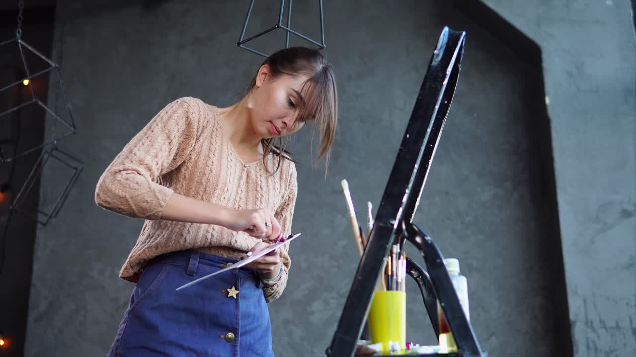 스튜디오에서 일하는 여성 예술가