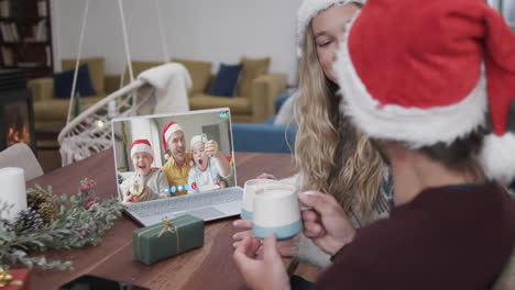 Glückliches-Kaukasisches-Paar,-Vater-Und-Söhne-Mit-Weihnachtlichem-Laptop-Videoanruf,-Zeitlupe