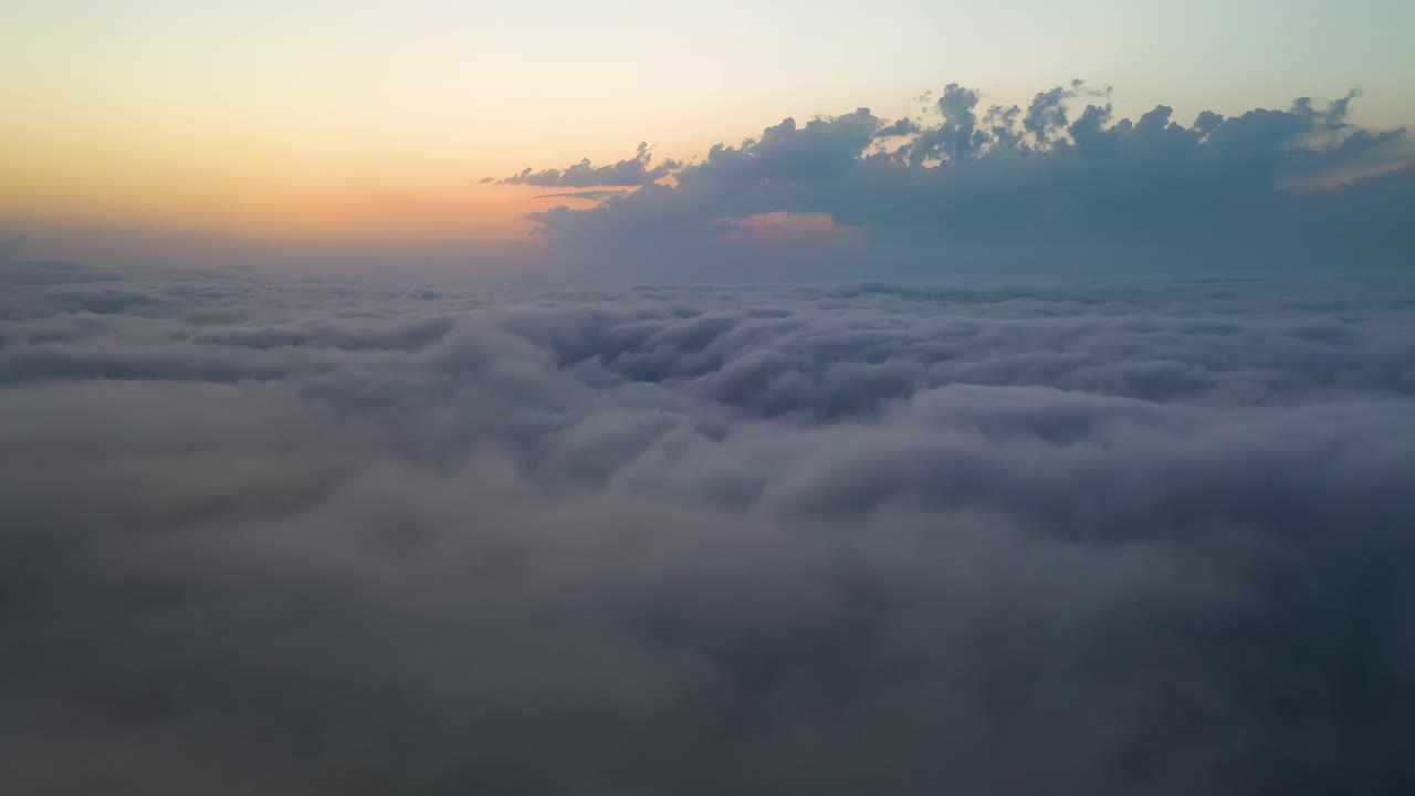 Volando sopra le nuvole con il sole calante. Sfondo di cielo colorato all'alba o al tramonto.