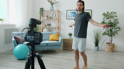 hombre saltando la cuerda en casa