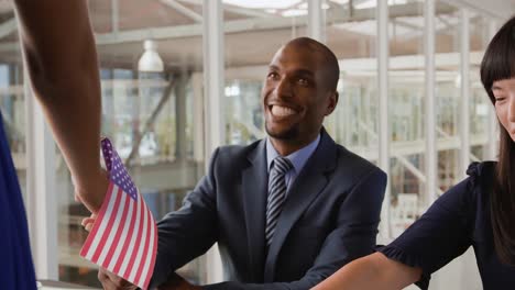 Arrivals-at-a-rally-being-given-US-flags