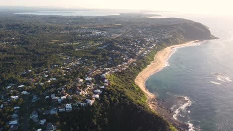 avión no tripulado cielo aéreo tiro panorámico de la costa forresters playa suburbio océano ciudad en la costa central nsw australia 3840x2160 4k