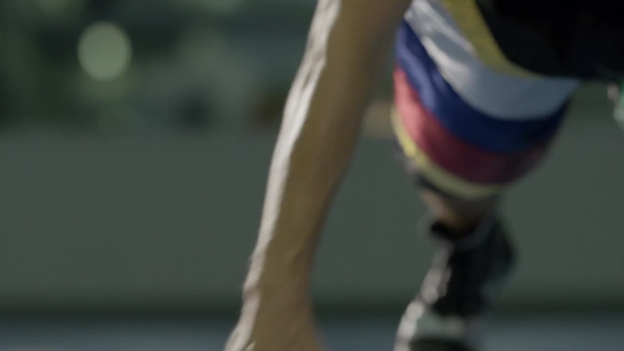 мужчина делает отжимания.