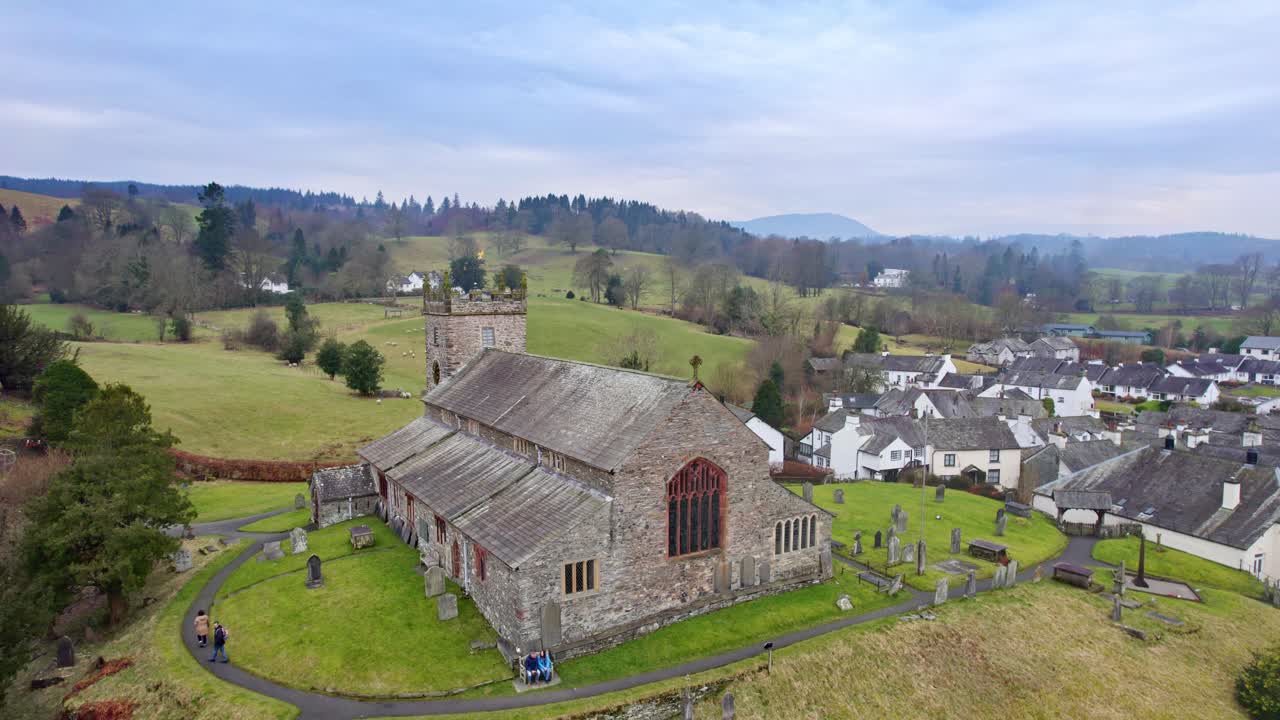 무인 항공기, hawkshead의 유서 깊은 마을, 컴브리아 호수 지구에 있는 고대 도시의 항공 영상