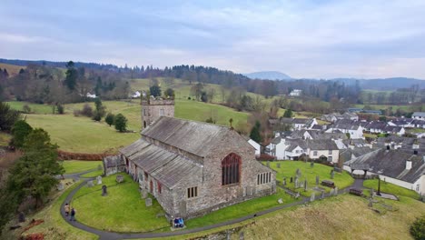 Drohne,-Luftaufnahmen-Des-Historischen-Dorfes-Hawkshead,-Einer-Antiken-Stadt-Im-Lake-District,-Cumbria