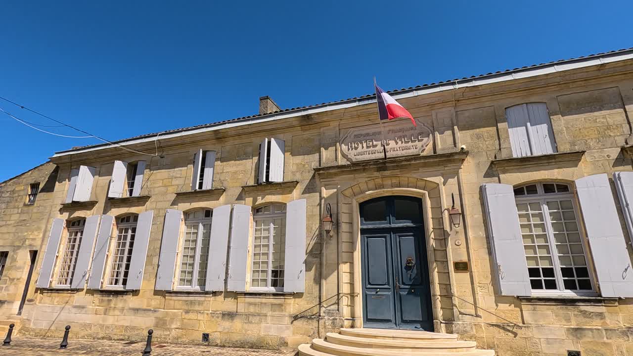 역사적인 건물 앞면 에 있는 프랑스 국기