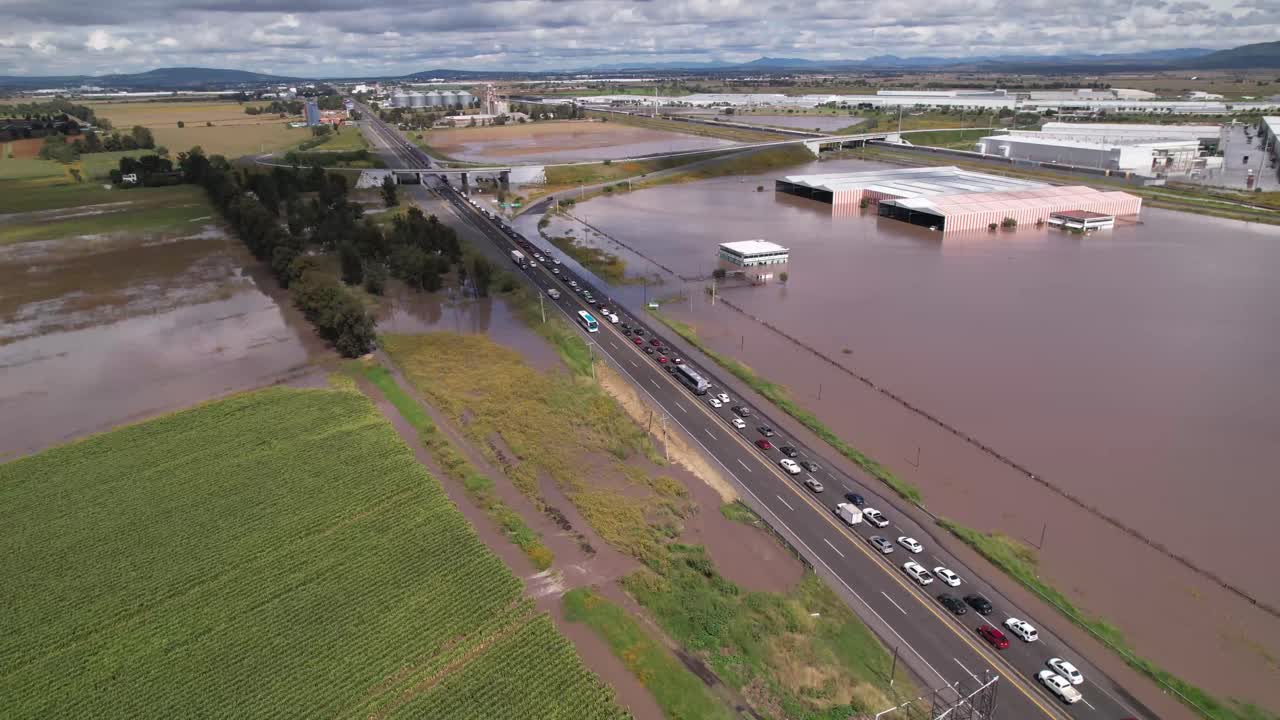 A lot of traffic due to flooding on the Salamanca Irapuato highway