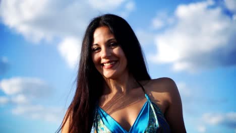 mujer en la playa bailando 14