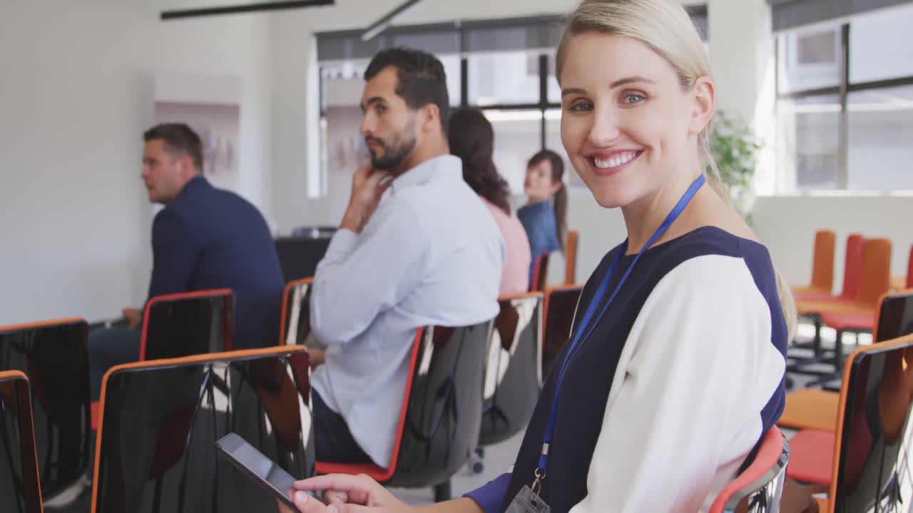 geschäftsfrau schaut sich die kamera im konferenzraum an
