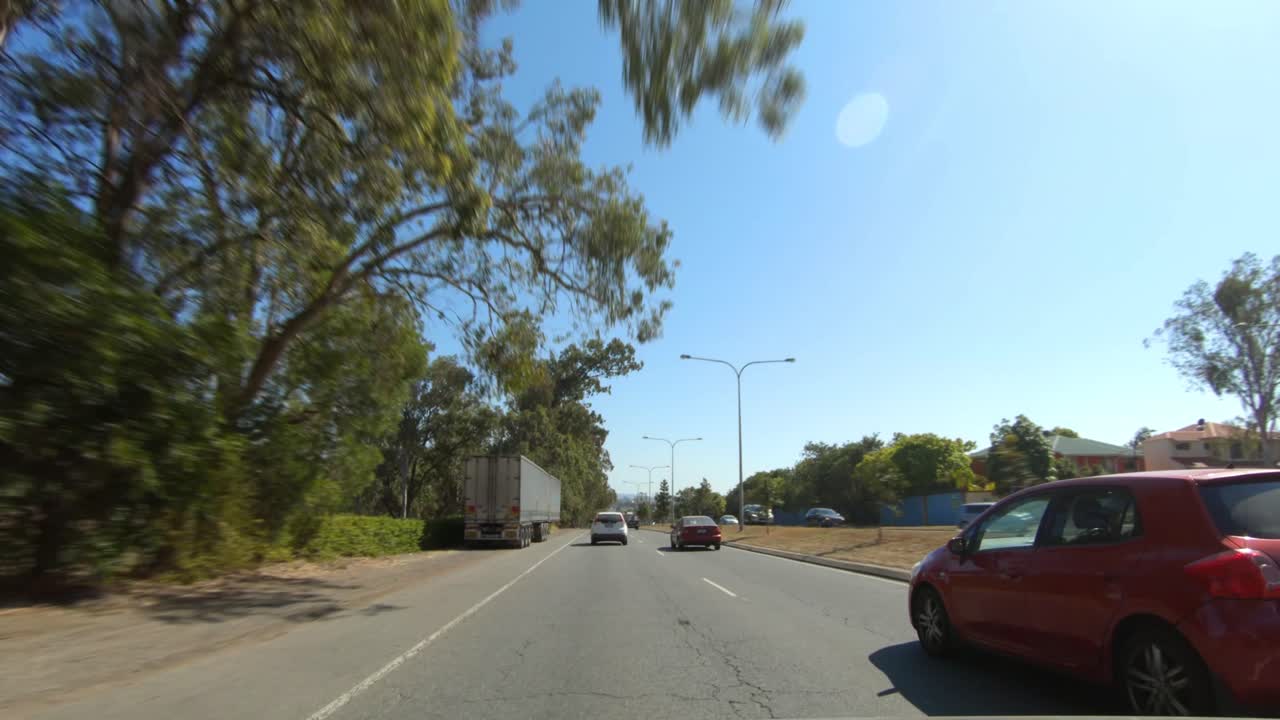 호주 교외 고속도로 및 도시 거리의 전면 운전 관점 - 실내 차량 장면 그린 스크린 교체에 이상적