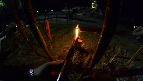 ceremonia de quemar incienso en la noche