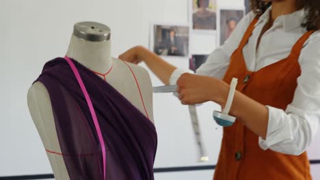 vista frontal de una diseñadora de moda afroamericana que trabaja en un taller 4k