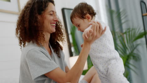 familia, amor y madre con el bebé en la cama jugando