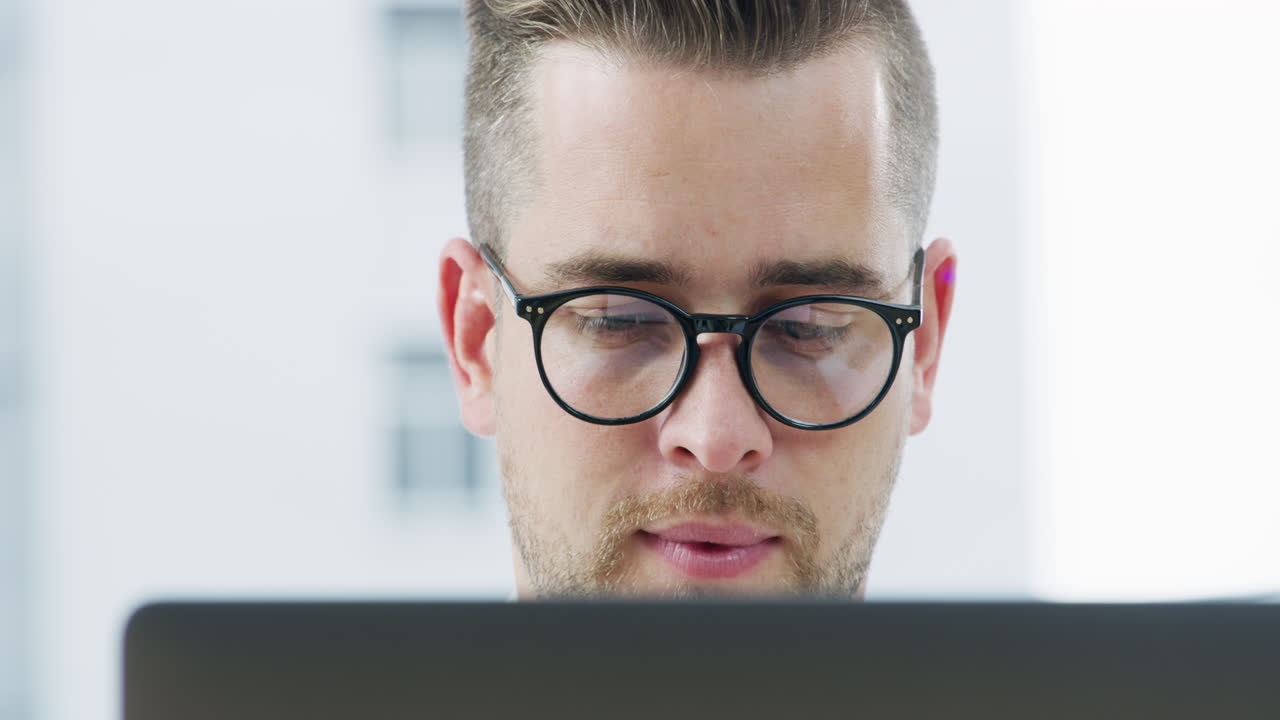 un joven hombre de negocios trabajando en una computadora