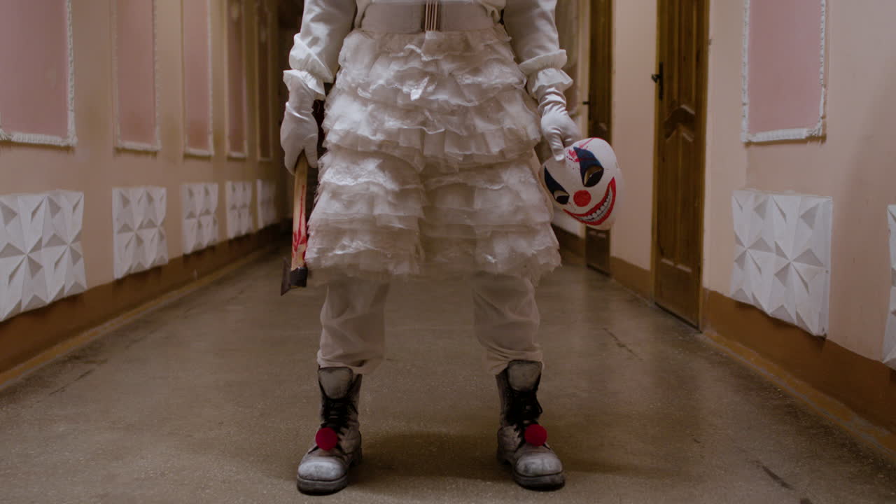 страшный человек посреди коридора.