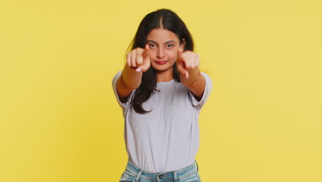 une femme indienne heureuse et souriante montrant du doigt la caméra faisant le choix du gagnant, montrant la direction, sélectionnant