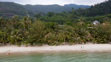 Vista-Aérea-De-La-Playa-De-Kai-Bae-En-Koh-Chang-Con-Palmeras-Y-Bosques-Tropicales-Al-Fondo.