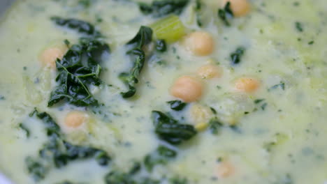 Sopa-De-Garbanzos-Y-Sopa-Verde-Girando-En-Primer-Plano