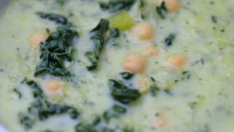 sopa de chickpea y sopa verde girando de cerca