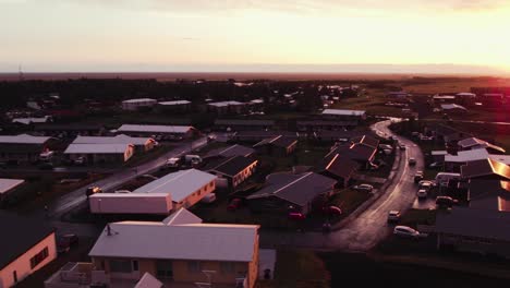 Casas-De-La-Hermosa-Ciudad-Hvolsvöllur,-Islandia-Aérea-Durante-La-Puesta-De-Sol-Dorada