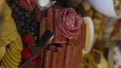 charcuterie-tischgestaltung bei einer veranstaltung - vertikales detail aus der nähe