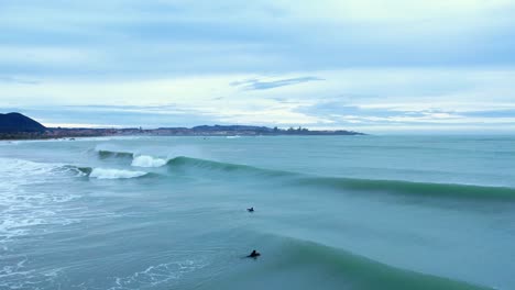 aéreo. grandes olas de surf en un día nublado,