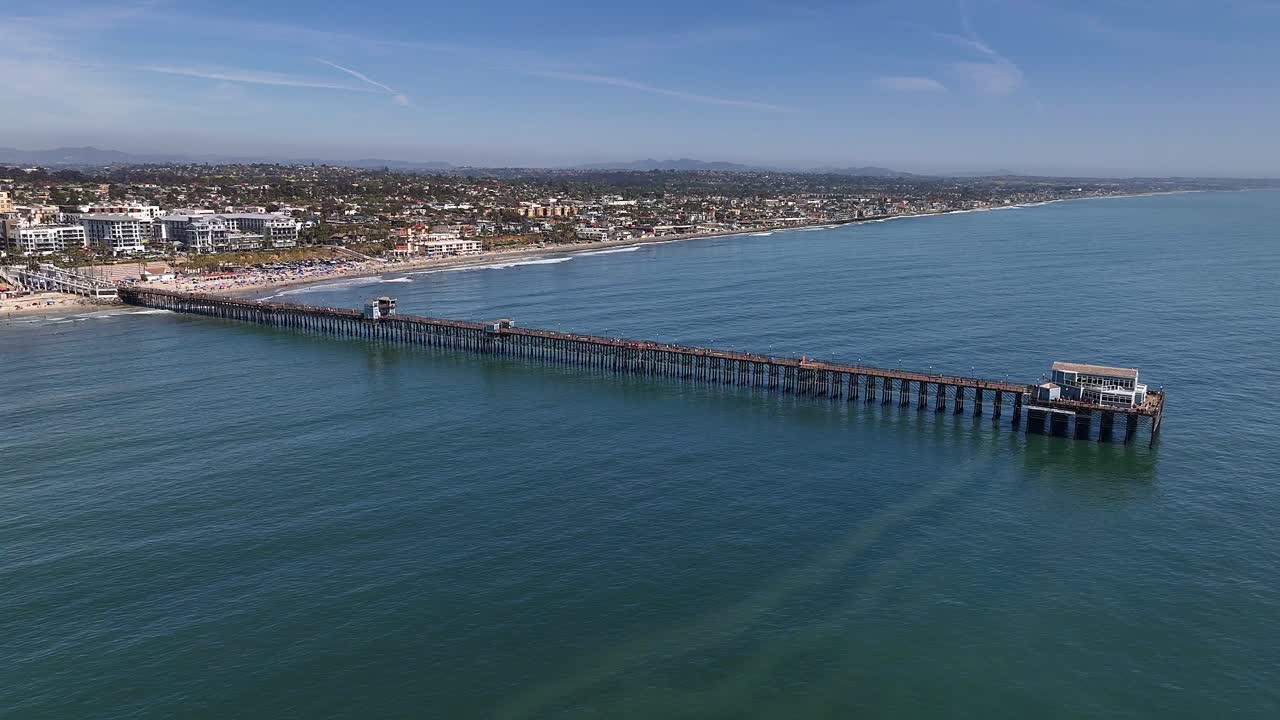 바다  ⁇ 에 있는 캐 피어의 왼쪽 공중 뷰
