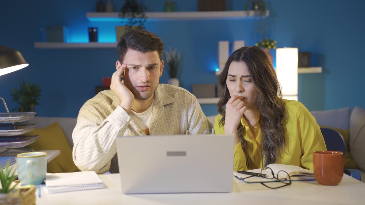 frente al evento malo y molesto, la pareja casada está preocupada y pensando en el pánico.