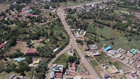 Revelando-El-Denso-Desarrollo-Del-Centro-De-La-Ciudad-De-Loitokitok,-Kenia,-Vista-Aérea.