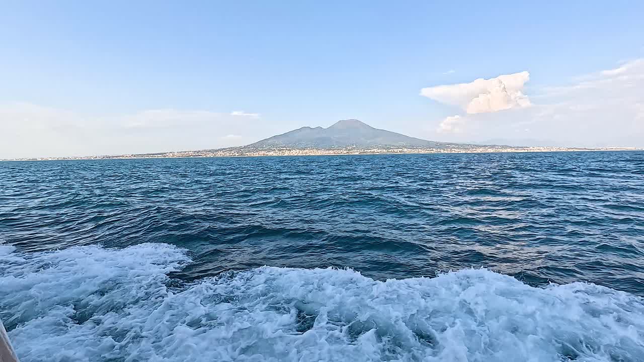волны и далекие горы в сорренто, неаполь