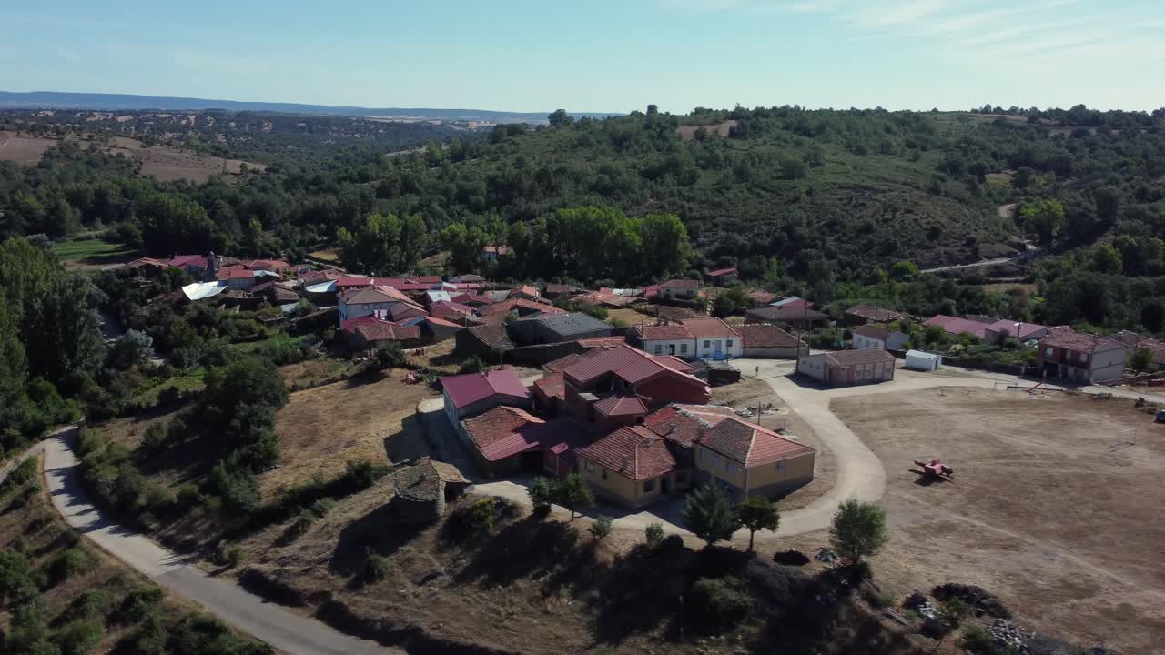 toma aérea girando alrededor de un pequeño pueblo rural en zamora, castilla y león, españa