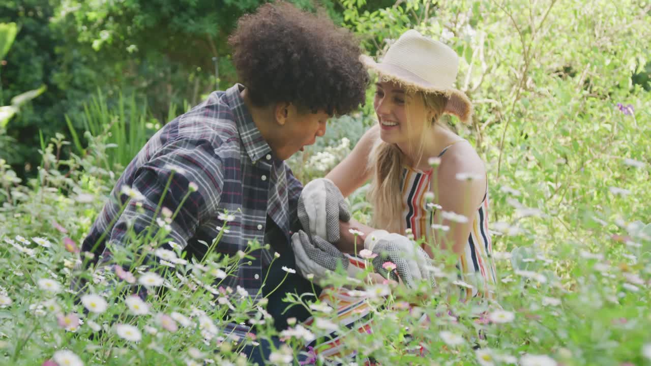 ⁇ 은 날 정원에서 일하는 행복한 다양한 커플