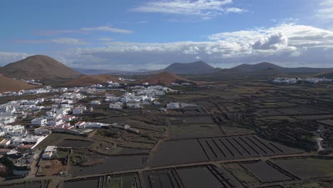 Pueblo-Con-Solo-Casas-Blancas-En-Un-Paisaje-Volcánico