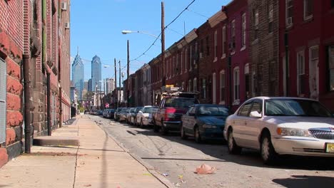 Los-Vehículos-Están-Estacionados-A-Lo-Largo-De-Una-Calle-De-Edificios-De-Ladrillo-En-Filadelfia,-Pensilvania-1