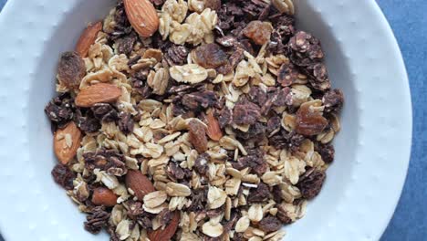 granola de almendras de chocolate en un cuenco blanco