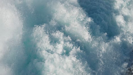 Die-Nahaufnahme-Fängt-Den-Ruhigen-Tanz-Des-Wildwassers-Ein-Und-Schafft-Einen-Beruhigenden-Visuellen-Wandteppich