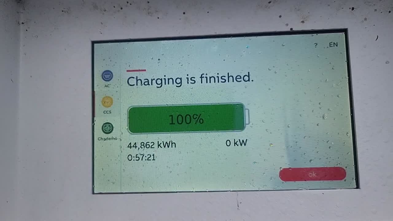 Display di una stazione di ricarica per veicoli elettrici che mostra il costo della ricarica